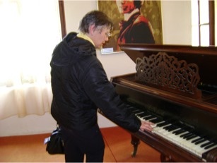 Getutza playing piano