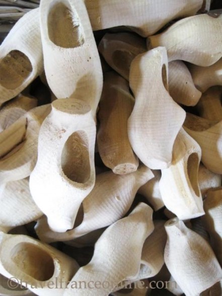 The making of wooden clogs